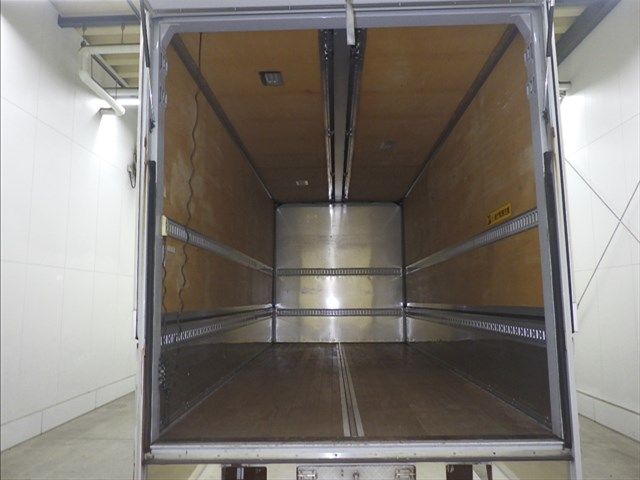 2017 Isuzu Forward Wing auction photo 4