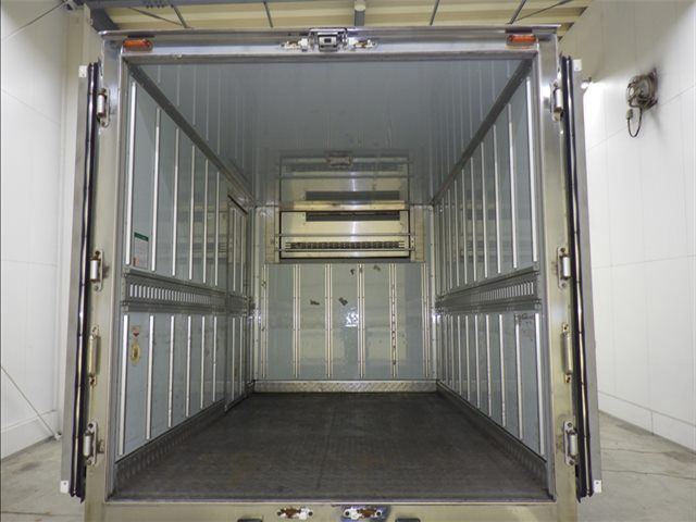 2015 Isuzu Elf Refrigerated and frozen trucks auction photo 4