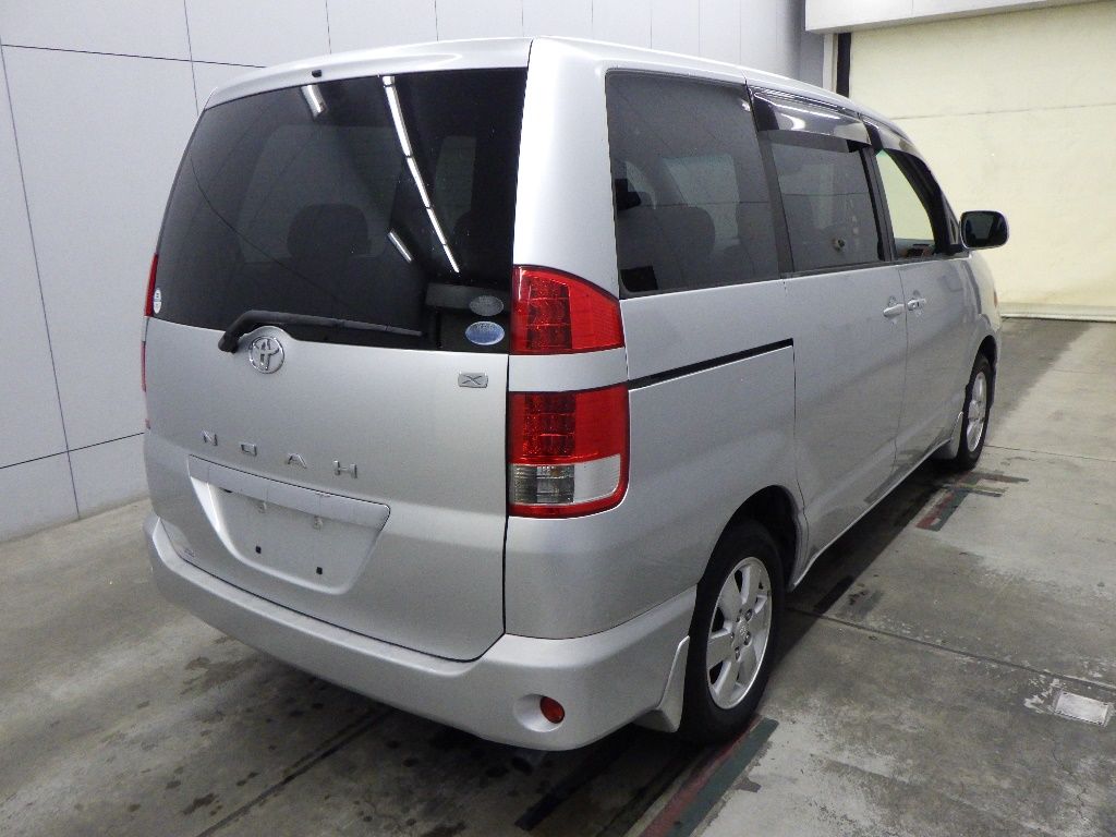 2005 Toyota Noah X G Selection auction photo 2