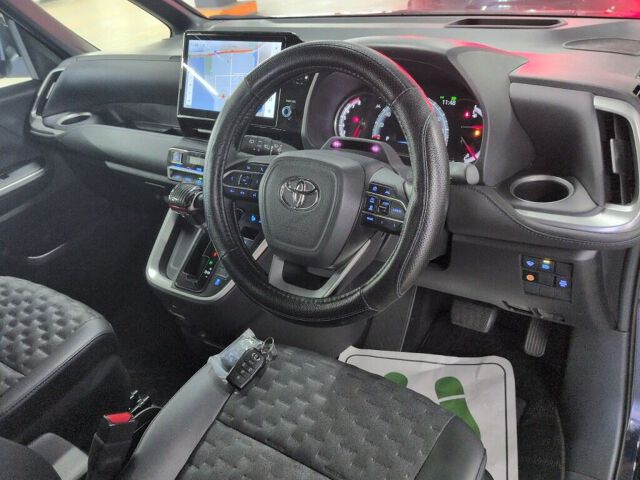 2025 Toyota Voxy S-Z auction photo 3