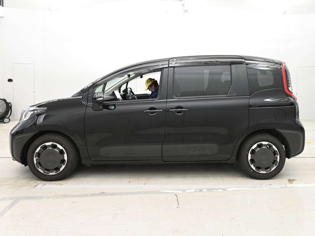 2023 Toyota Sienta Hybrid Z auction photo 4