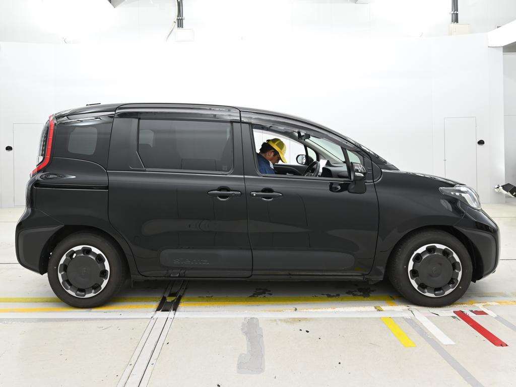2023 Toyota Sienta Hybrid Z auction photo 3