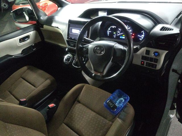 2017 Toyota Noah HV G auction photo 3