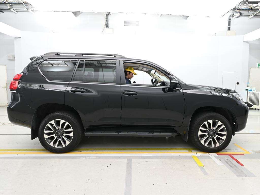 2022 Toyota Land Cruiser Prado TX L Package 4WD auction photo 3