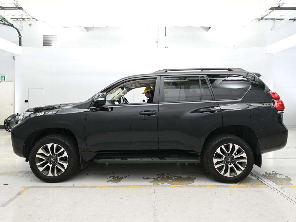 2022 Toyota Land Cruiser Prado TX L Package 4WD auction photo 4