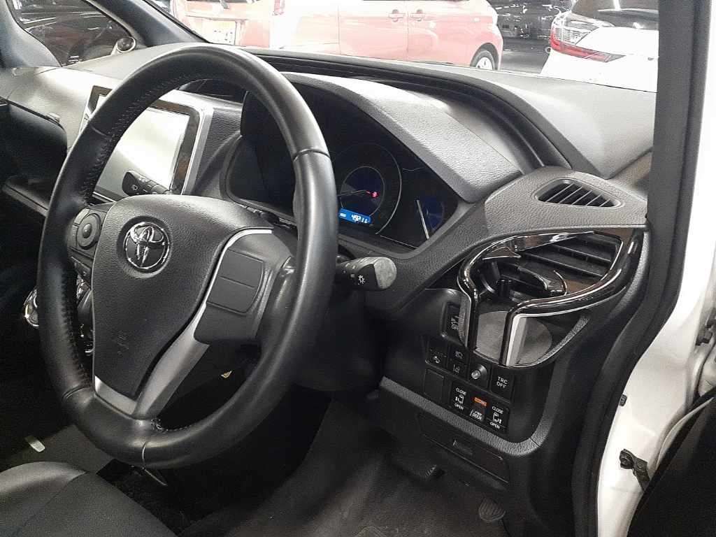 2018 Toyota Noah HV Si WxB auction photo 9