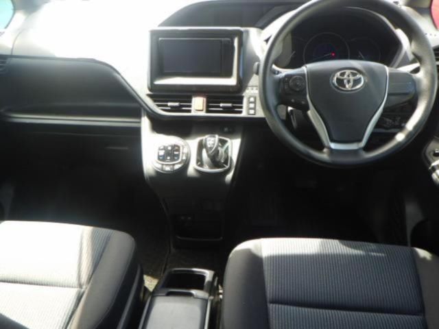 2019 Toyota Voxy ハイブリッドX auction photo 3