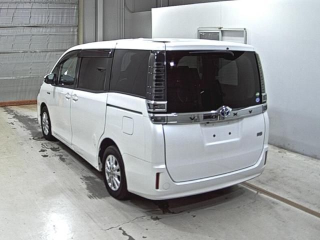 2019 Toyota Voxy ハイブリッドX auction photo 2