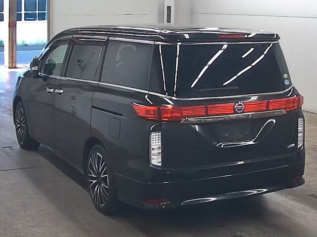 2010 Nissan Elgrand 250XG 4WD auction photo 2