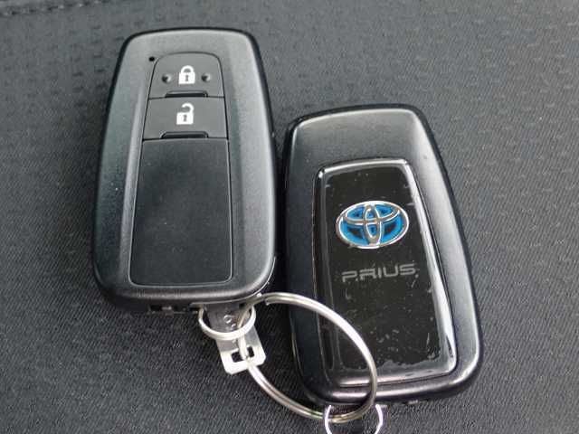 2021 Toyota Prius S 4WD auction photo 10