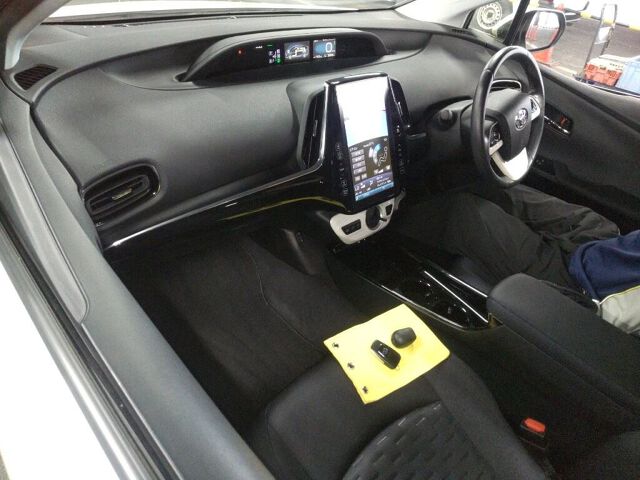 2017 Toyota Prius PHEV Sナビパッケージ auction photo 3