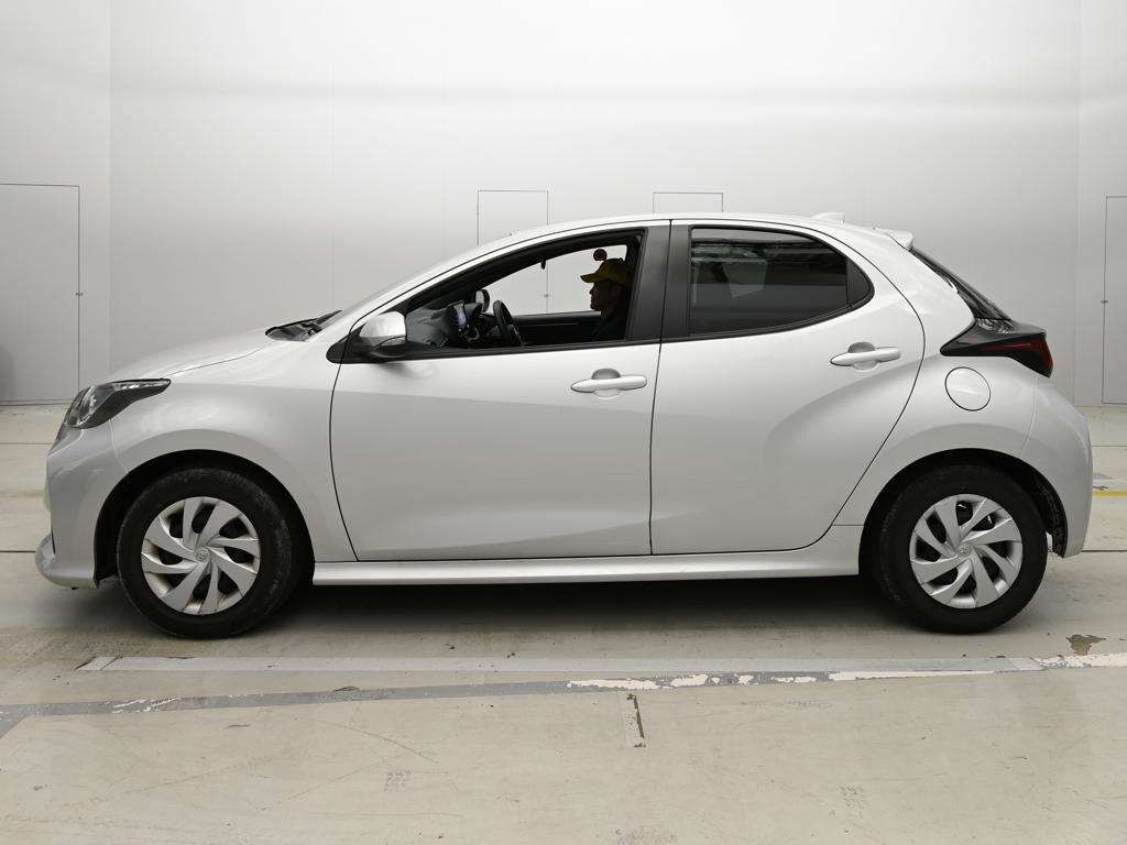2021 Toyota Yaris ハイブリッドX auction photo 4