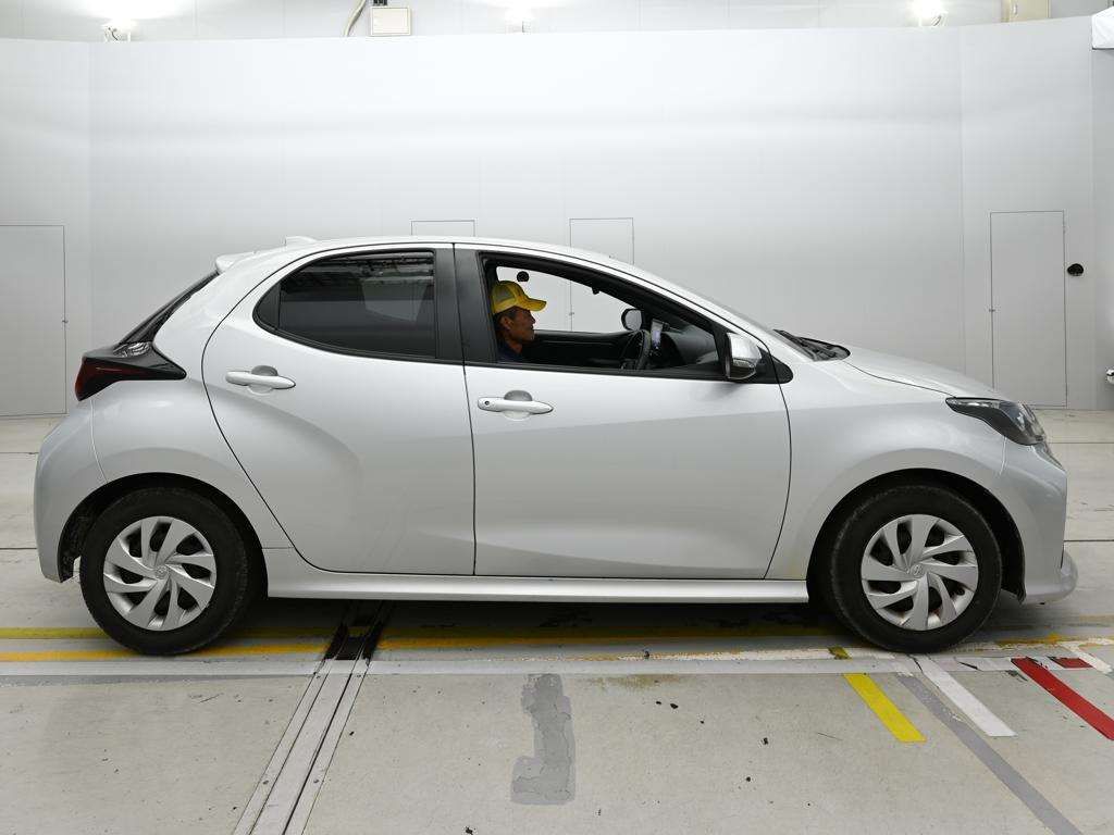 2021 Toyota Yaris ハイブリッドX auction photo 3