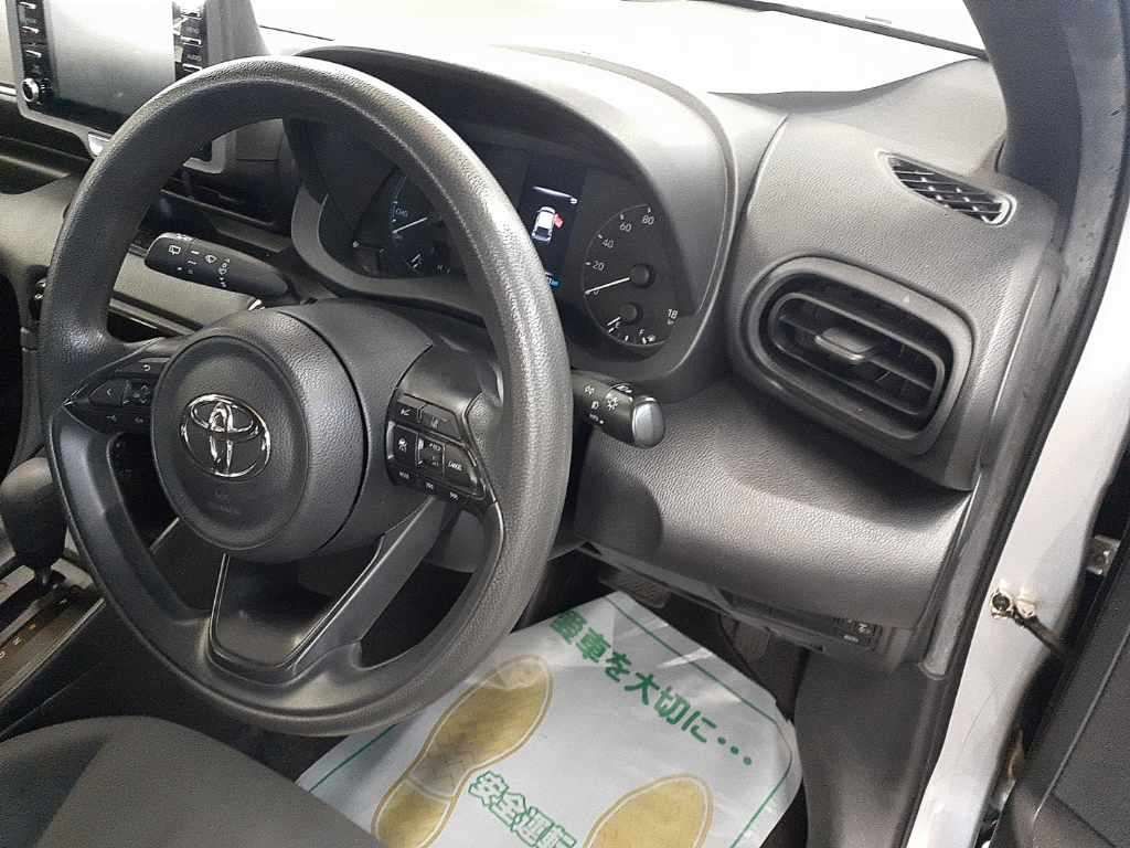 2021 Toyota Yaris ハイブリッドX auction photo 9