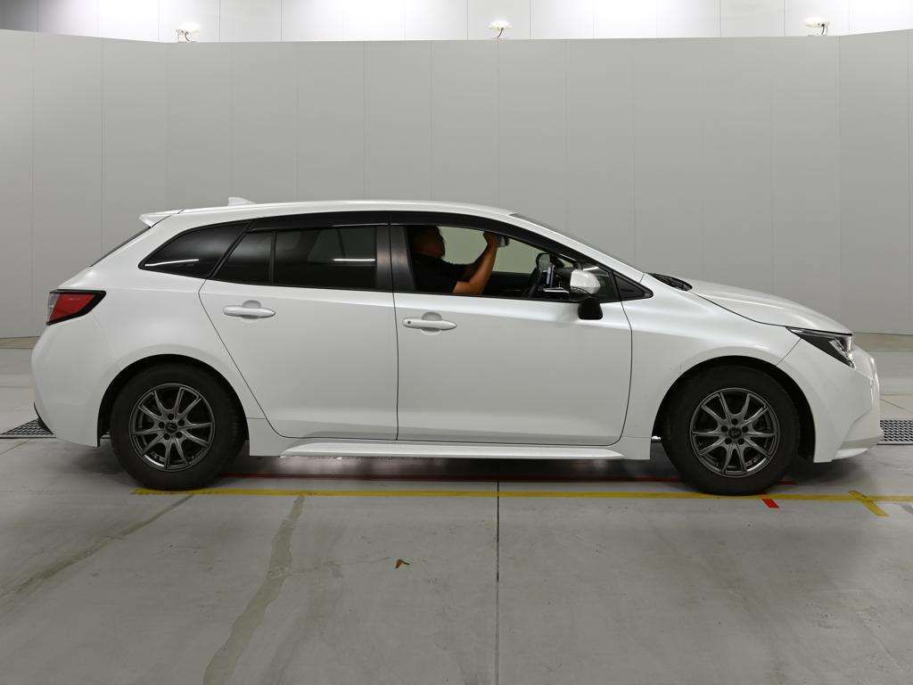 2022 Toyota Corolla Touring ハイブリッド G 4WD auction photo 3
