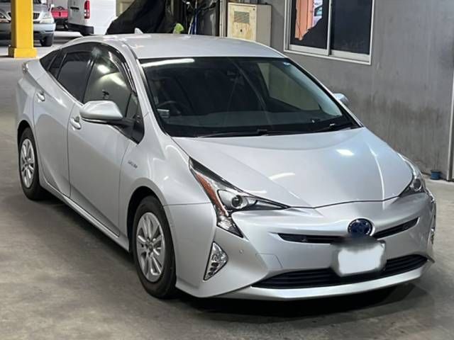 2017 Toyota Prius Sセーフティプラス auction photo 4