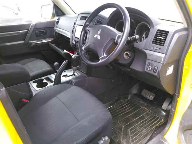 2014 Mitsubishi Pajero 4WD ロングGR auction photo 3
