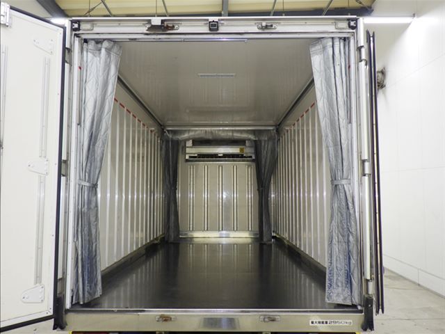 2020 Isuzu Elf Refrigerated and frozen trucks auction photo 4