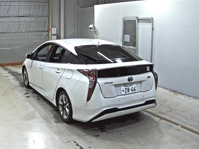 2016 Toyota Prius Sツーリング auction photo 2