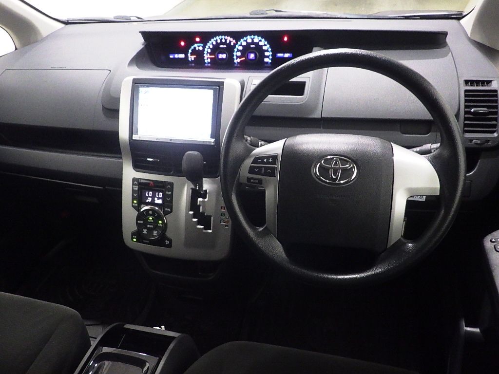 2013 Toyota Voxy 4WD X L Edition auction photo 3