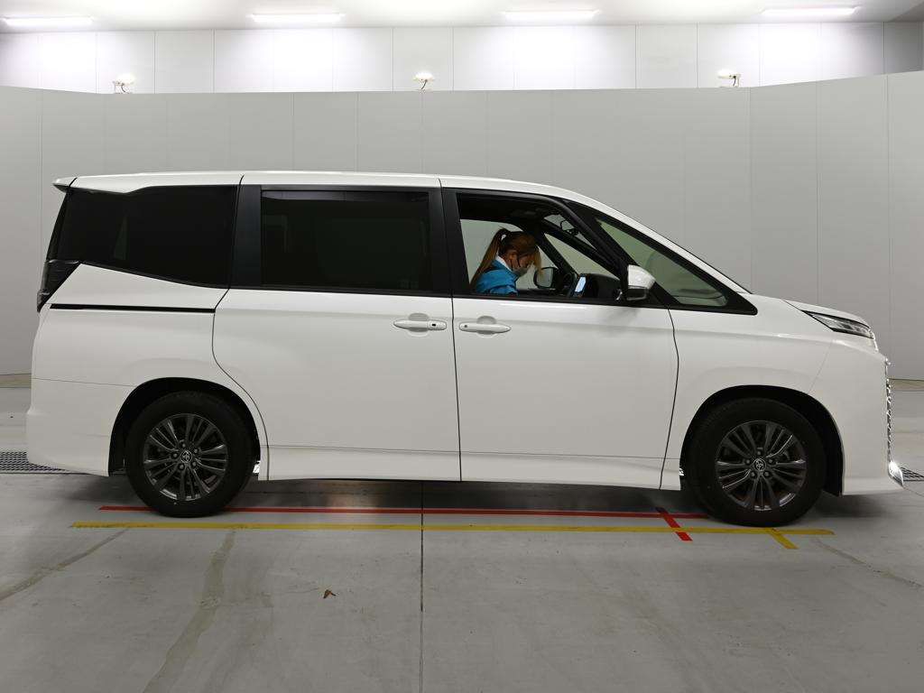 2023 Toyota Voxy S-G auction photo 3