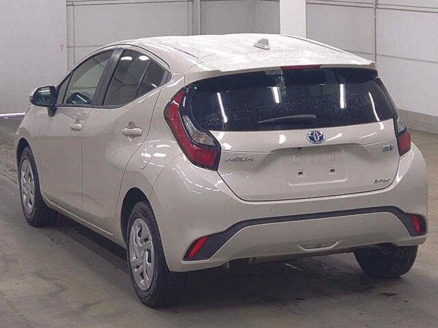 2022 Toyota Aqua X 4WD auction photo 2