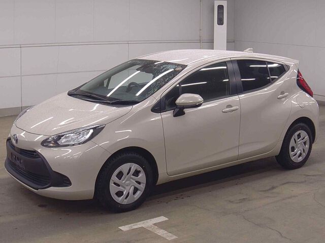 2022 Toyota Aqua X 4WD auction photo 4