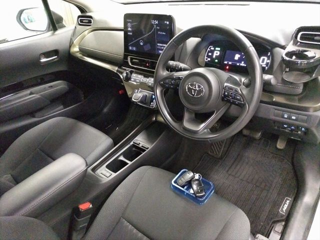 2022 Toyota Aqua Z 4WD auction photo 3