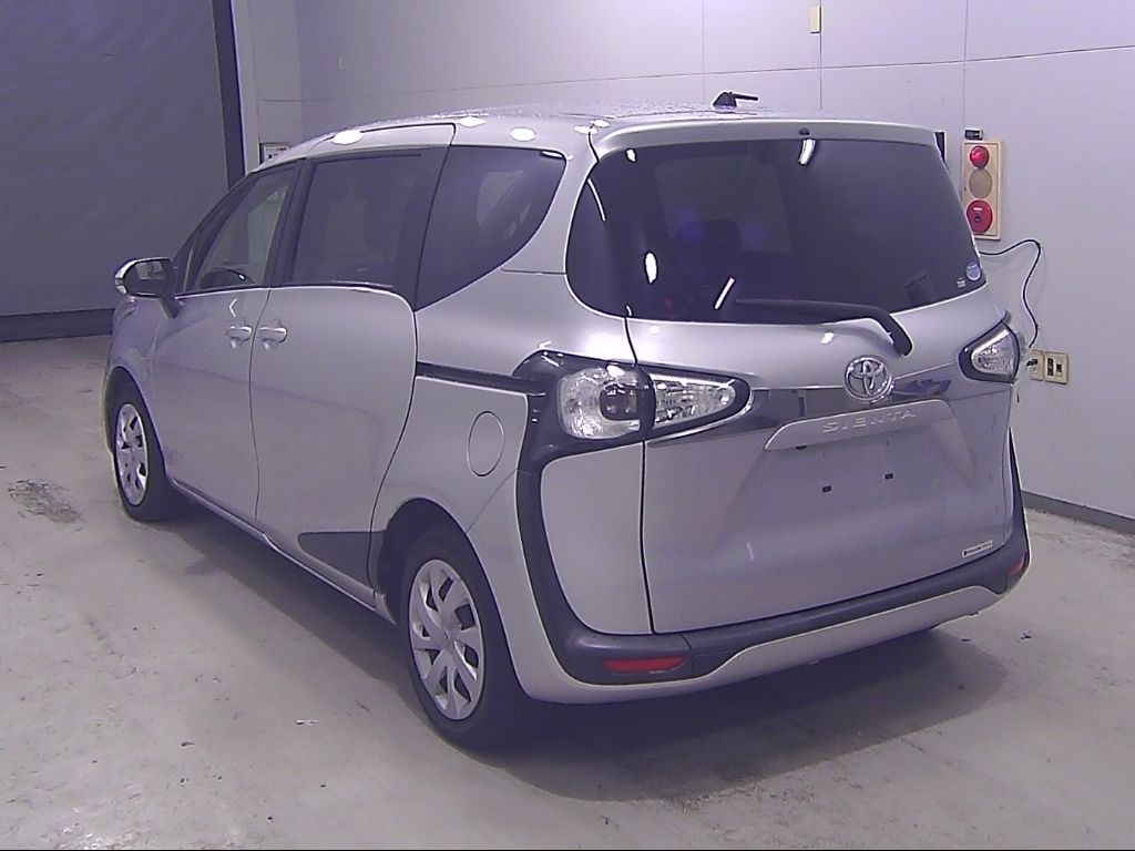 2017 Toyota Sienta X 7 people auction photo 5