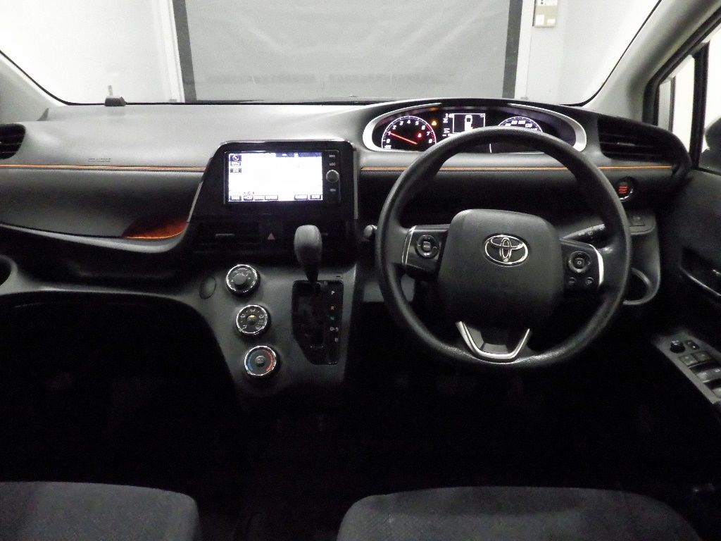 2017 Toyota Sienta X 7 people auction photo 3