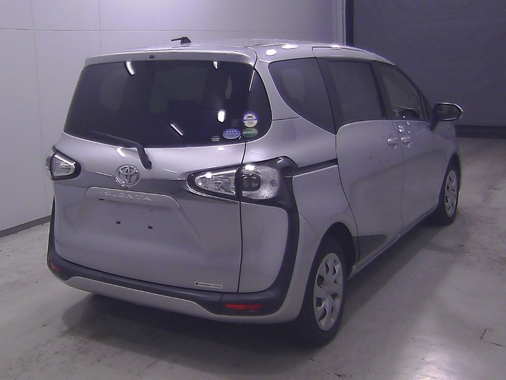 2017 Toyota Sienta X 7 people auction photo 2