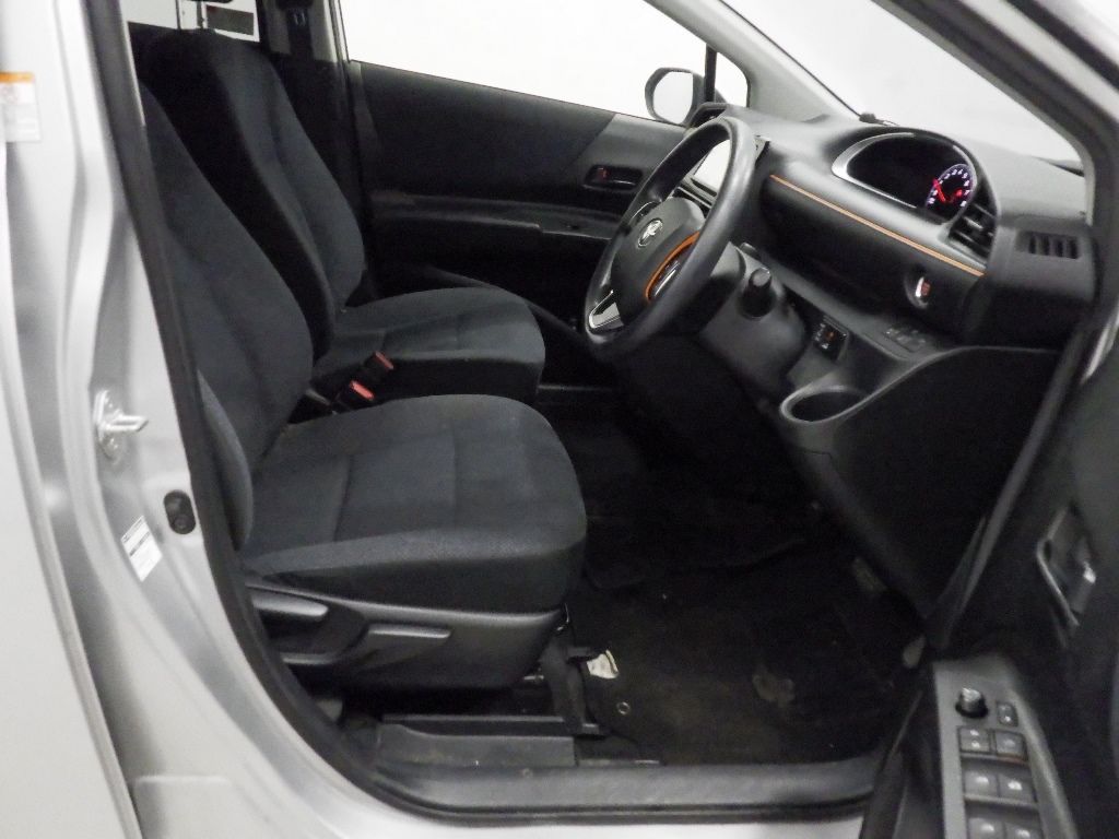 2017 Toyota Sienta X 7 people auction photo 6