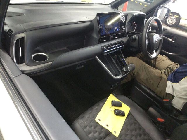 2023 Toyota Voxy S-Z auction photo 3