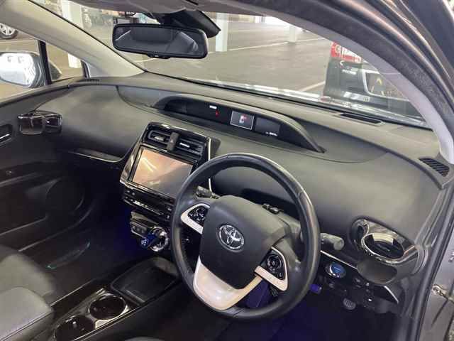 2016 Toyota Prius Aツーリングセレクション auction photo 3