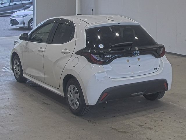 2023 Toyota Yaris ハイブリッドX auction photo 2