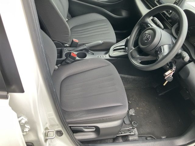 2023 Toyota Yaris ハイブリッドX auction photo 8