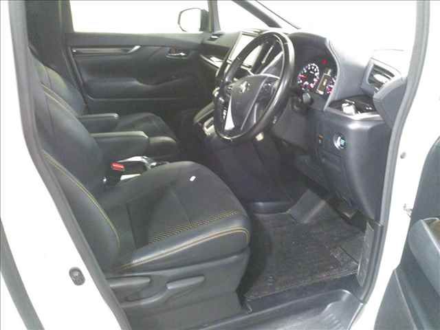 2017 Toyota Vellfire 4WD Z A ゴールンデアイズ auction photo 4