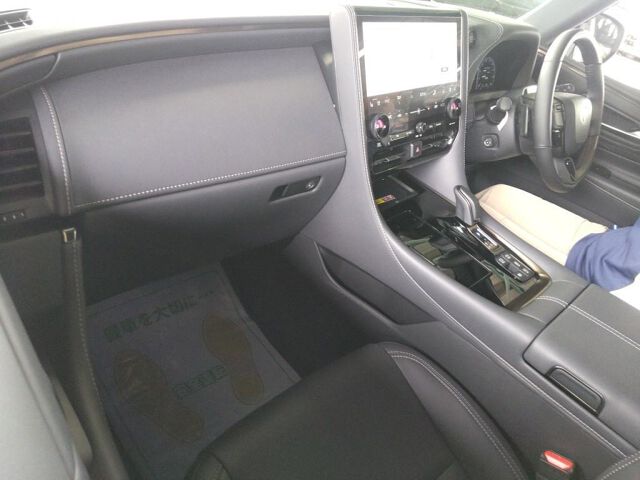 2025 Toyota Vellfire Z Premier auction photo 3