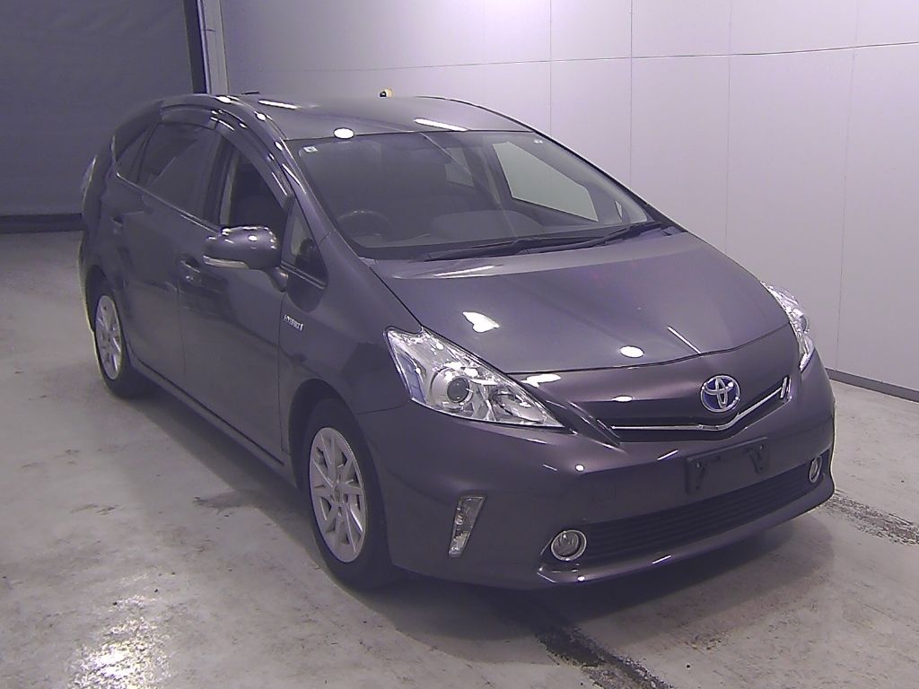 2013 Toyota Prius Alpha S Japan auction vehicle