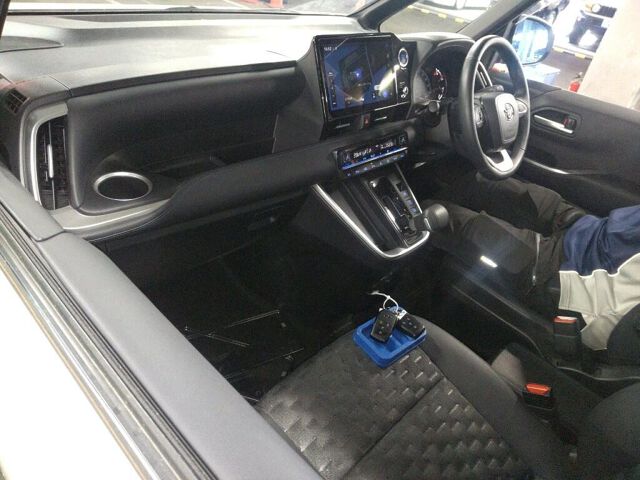 2023 Toyota Voxy S-Z auction photo 3