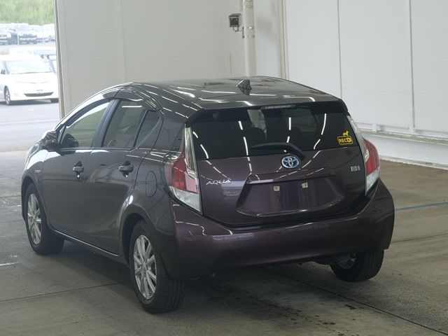2016 Toyota Aqua S auction photo 2