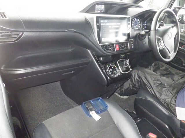 2018 Toyota Noah HV SI WXB auction photo 3