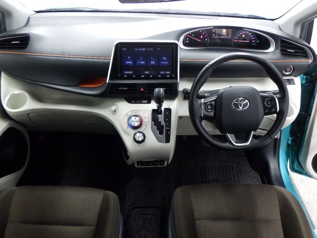 2018 Toyota Sienta 4WD G auction photo 3