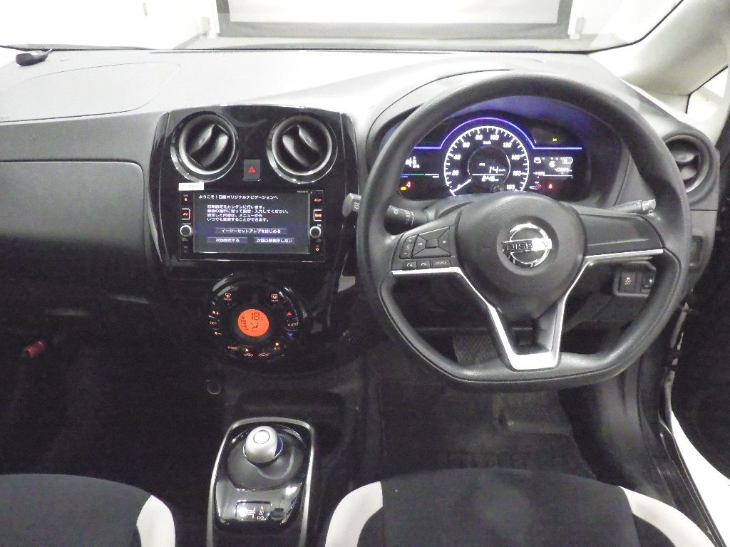 2017 Nissan ノート HB e-POWER X auction photo 3