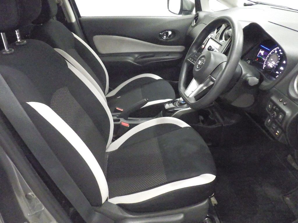 2017 Nissan ノート HB e-POWER X auction photo 6