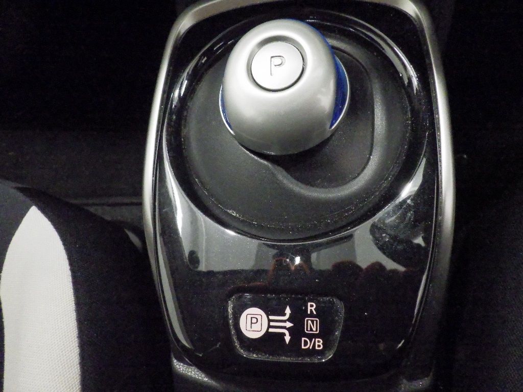 2017 Nissan ノート HB e-POWER X auction photo 11