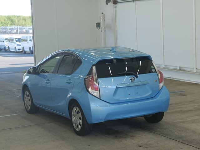 2015 Toyota Aqua ワゴン S auction photo 2