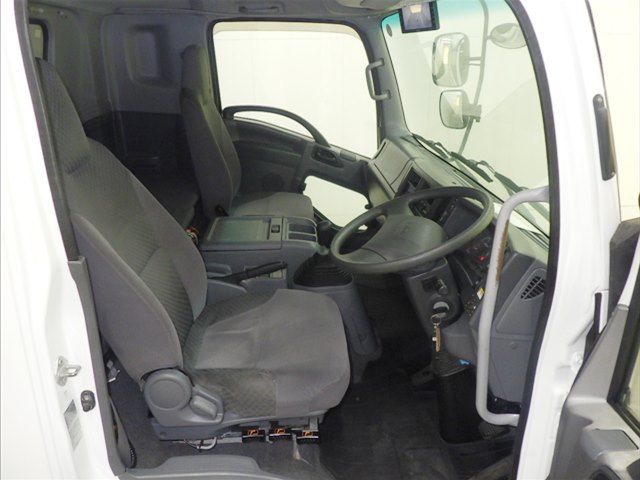2017 Isuzu Forward Wing auction photo 6