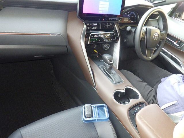 2025 Toyota Harrier Z Leather Package auction photo 3