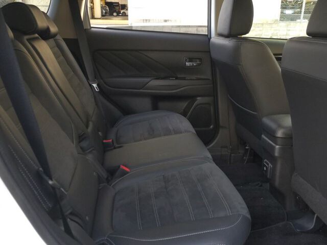 2017 Mitsubishi Outlander PHEV Gナビパッケージ 4WD auction photo 6
